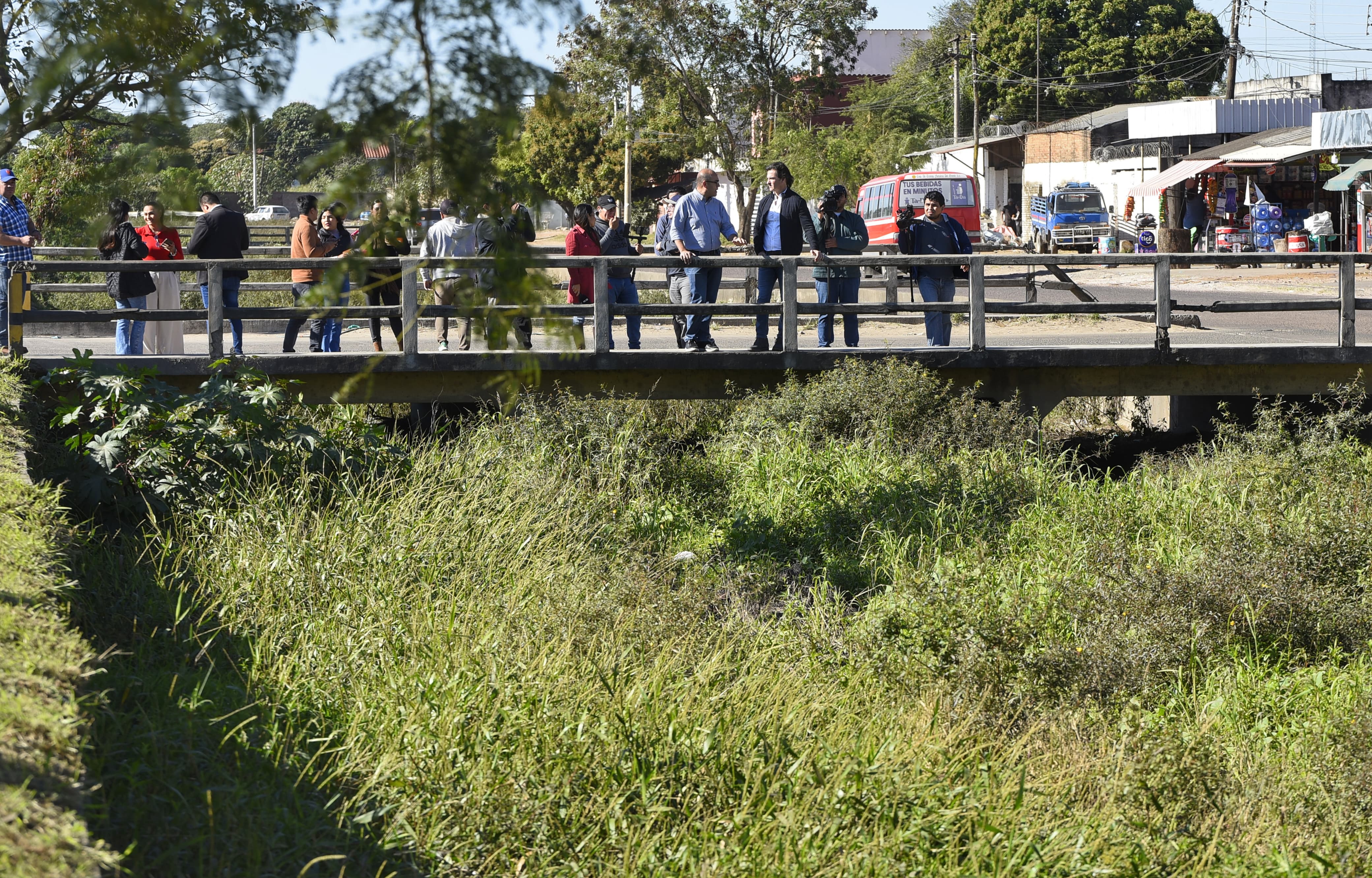 Alcaldía Cruceña anuncia cinco licitaciones por Bs 18 millones para ampliar el mantenimiento vial y la limpieza de canales